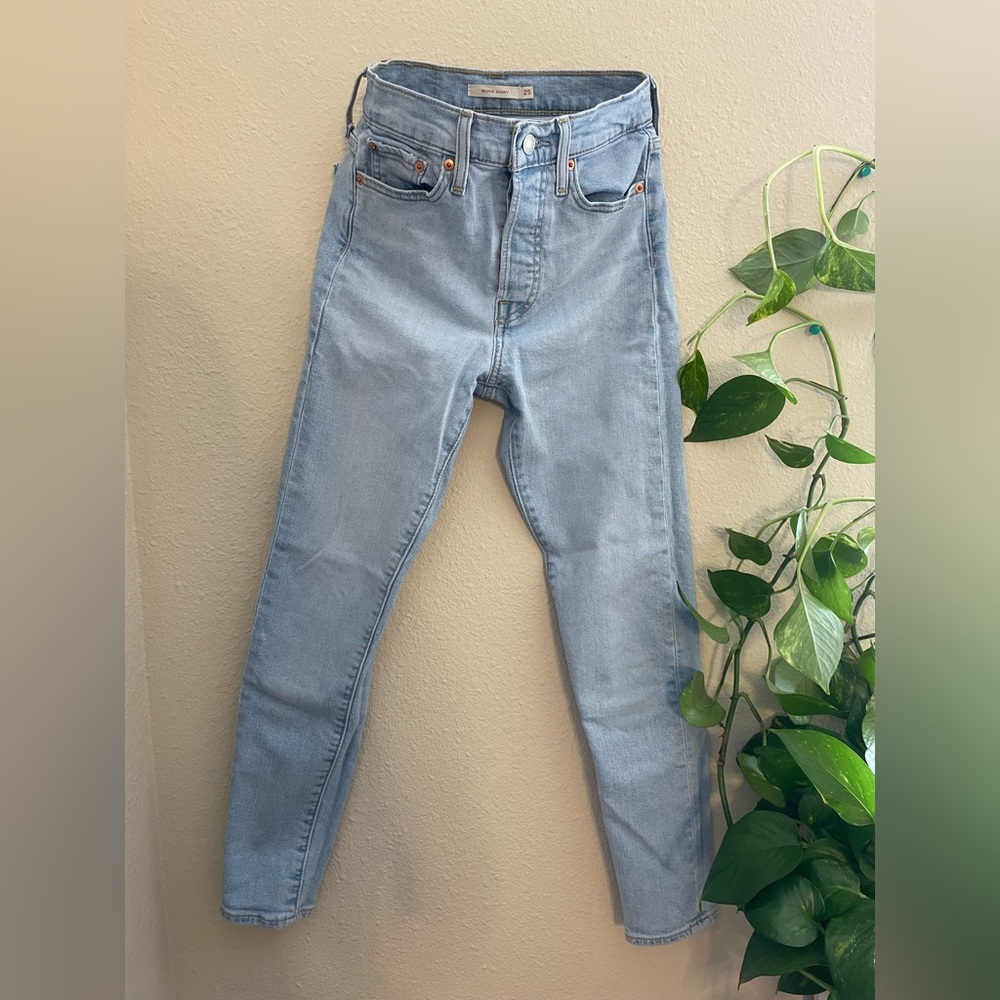 Levi Wedgie Skinny Like New Light Wash Size 25 Jeans!
